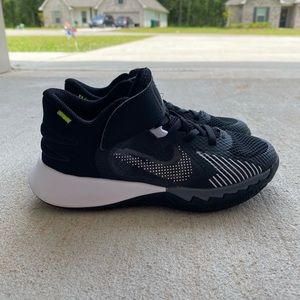 Nike Kyrie Irving Flytrap 5 Basketball Shoes, size 12.